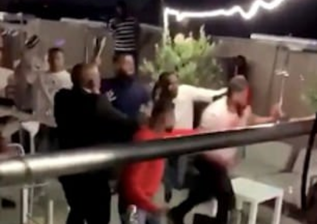 Άγριο ξύλο σε μπαρ στο Λονδίνο – Εκτόξευαν καρέκλες και μπουκάλια εκατέρωθεν