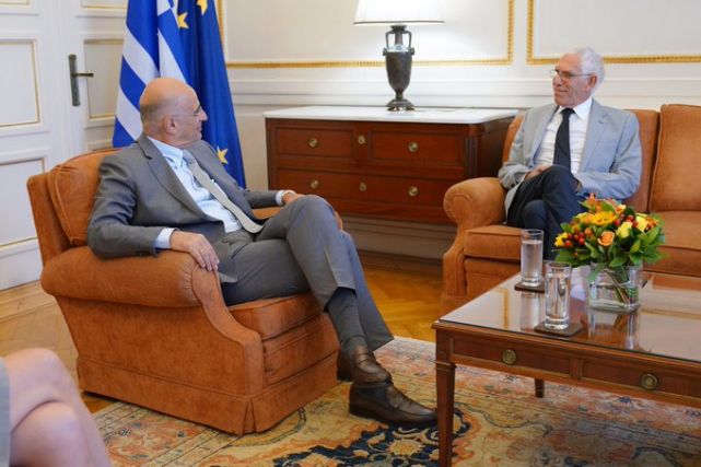 Λιβύη: Συνάντηση Δένδια με τον πρόεδρο της ελληνικής κοινότητας Βεγγάζης