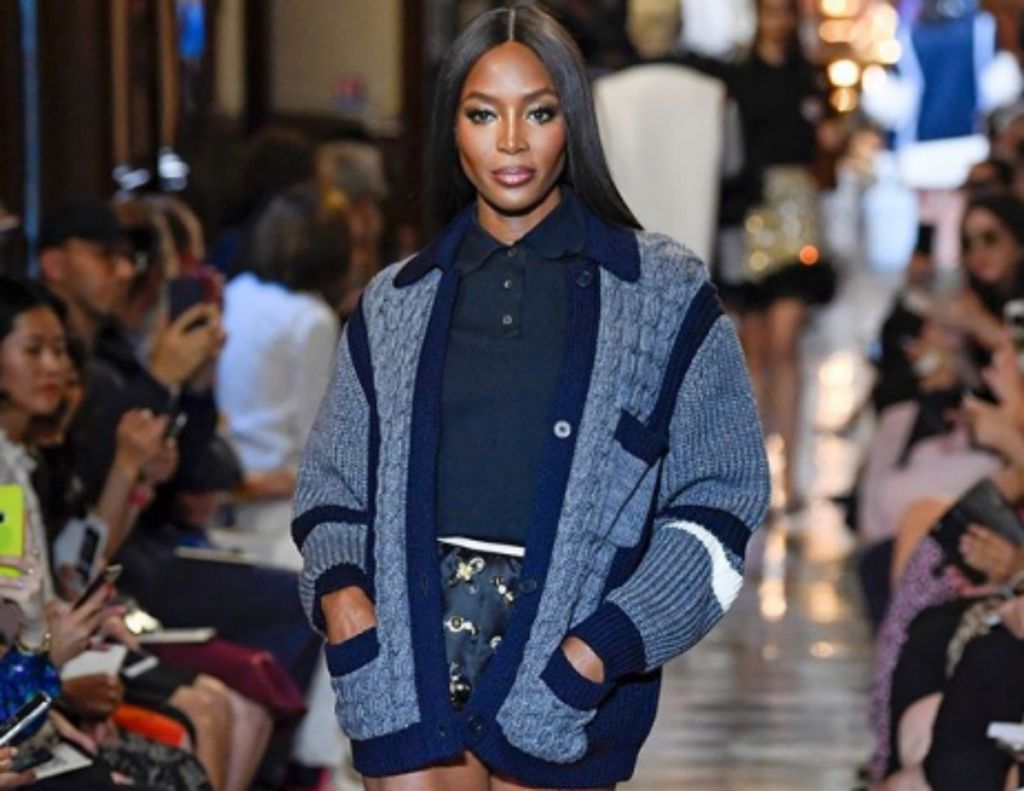 Ναόμι Κάμπελ: Ποζάρει γυμνή φορώντας μόνο καπέλο και γάντια