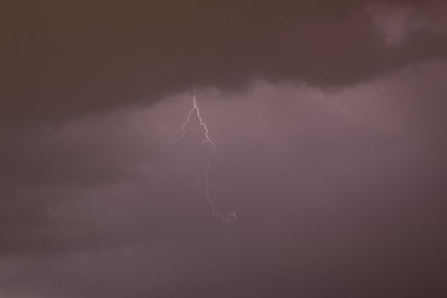 Άνοιξαν οι ουρανοί στην Αττική – Εντυπωσιακά βίντεο από τη σφοδρή καταιγίδα