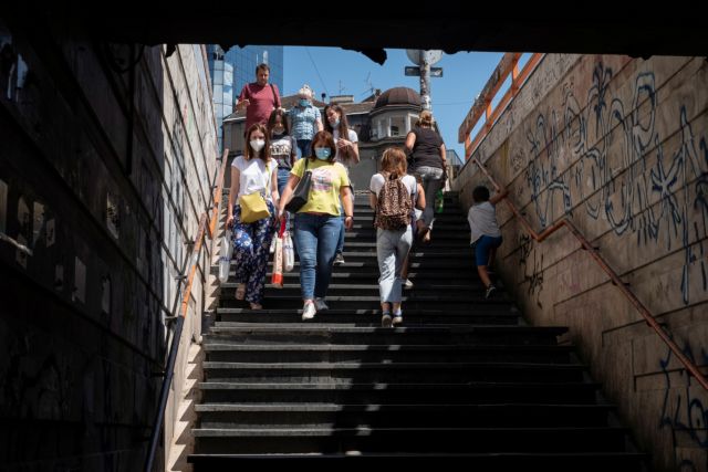 Κοροναϊός : «Χτυπάει» αλύπητα τη Σερβία – Αύξηση κρουσμάτων και θανάτων