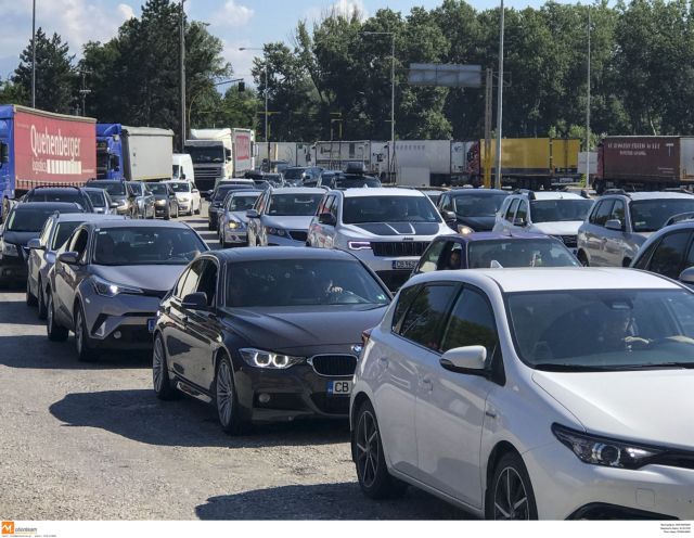 Συνεχίζεται το «κύμα» τουριστών – Σε μια ημέρα πέρασαν πάνω από 23.000 οχήματα από τον Προμαχώνα