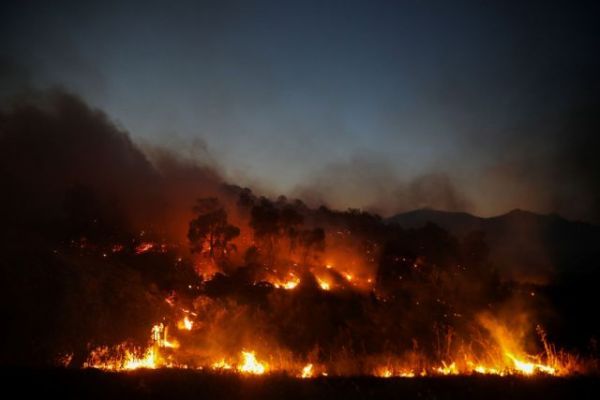 Ολονύχτια μάχη με τις φλόγες στις Κεχριές Κορινθίας – Κάηκαν 10 σπίτια, διάσπαρτα μέτωπα