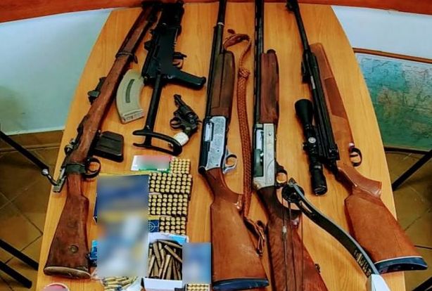 Αγρίνιο : Είχε στο σπίτι του οπλοστάσιο με πολεμικά τουφέκια