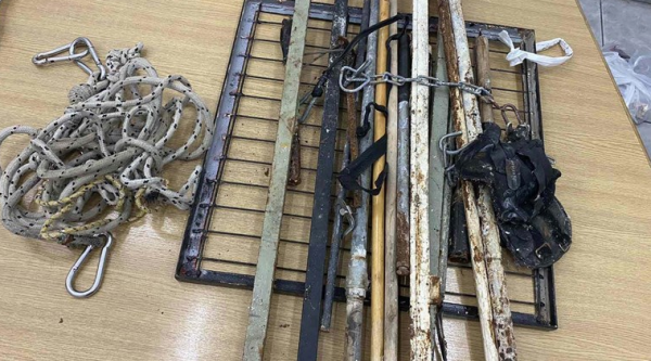 Απίστευτες «ανακαλύψεις» στον Κορυδαλλό: Λοστοί, ορειβατικά σχοινιά, μαχαίρια και γάντζοι