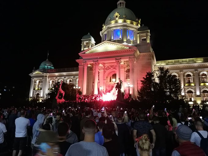 Κοροναϊός: Επεισόδια και εισβολή στη Βουλή της Σερβίας μετά την απόφαση για lockdown