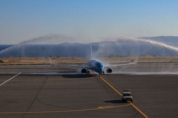 Συγκινητική υποδοχή τουριστών στα νησιά: Με λύρες, χορούς, υδάτινες αψίδες και… τεστ