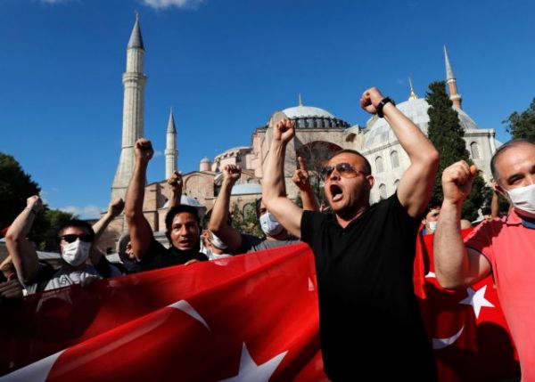 Αγία Σοφία: «Βράζουν» τούρκοι διανοούμενοι κατά του Ερντογάν – Το σχόλιο της συζύγου του