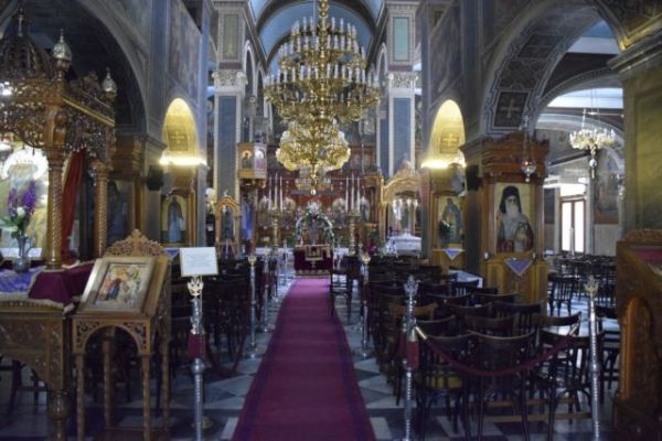 Εορδαία: Σταμάτησε τη λειτουργία επειδή η πιστή φορούσε μάσκα – Δεν θέλω καρναβάλια…