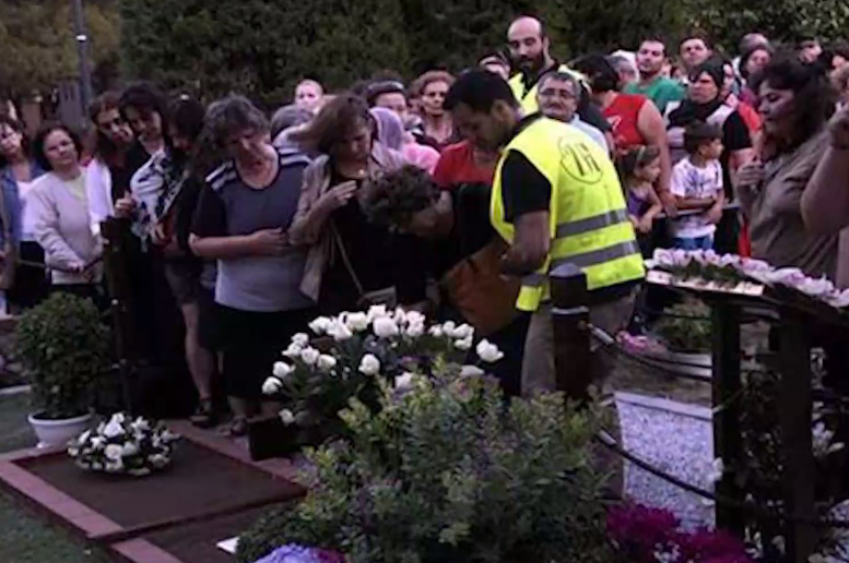 Απίστευτες εικόνες: Χιλιάδες πιστοί χωρίς αποστάσεις πήγαν να προσκυνήσουν τον Άγιο Παΐσιο