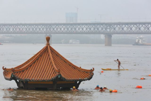 Φονικές πλημμύρες στην Ουχάν μετά τον κοροναϊό - Τουλάχιστον 140 νεκροί στην Κίνα
