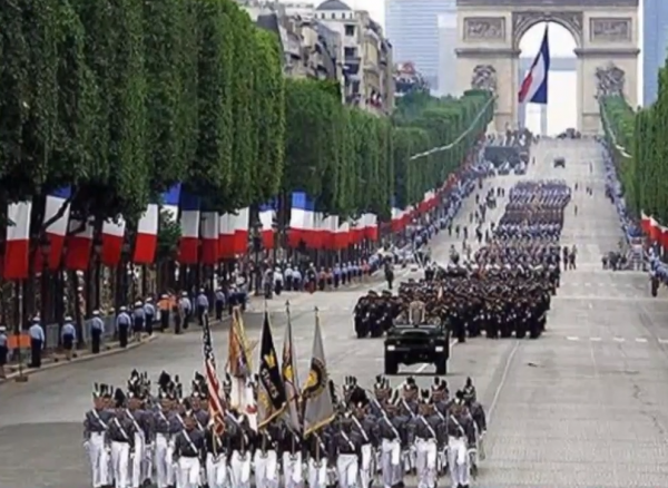 «Mini Καύσωνας» : Τα τρίχρωμα παγωτά των Γάλλων