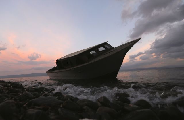 Φωτογραφία – σοκ: Πτώμα μετανάστη στη θάλασσα δύο εβδομάδες και κανείς δεν το ανασύρει