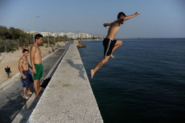 Ανάσες δροσιάς σε κοντινές παραλίες αναζητούν όσοι μένουν πίσω