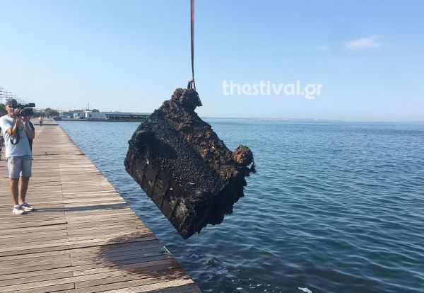 Θεσσαλονίκη: «Ψάρεψαν» μηχανάκια, πατίνια και καρότσια σούπερ μάρκετ από τον Θερμαϊκό Κόλπο