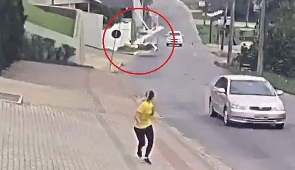 Κόβει την ανάσα: Η στιγμή που αεροπλάνο συντρίβεται σε πολυσύχναστο δρόμο