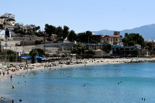 Κοροναϊός: Με μηδενικά μέτρα προστασίας οι πολίτες στις παραλίες