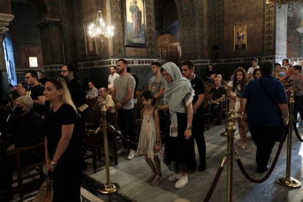 Κοροναϊός: Προβληματισμός από τη μη χρήση μάσκας στις εκκλησίες