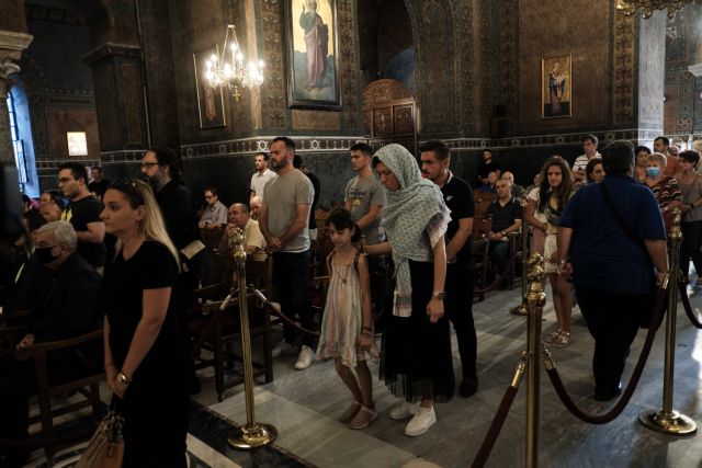 Κοροναϊός: Προβληματισμός από τη μη χρήση μάσκας στις εκκλησίες