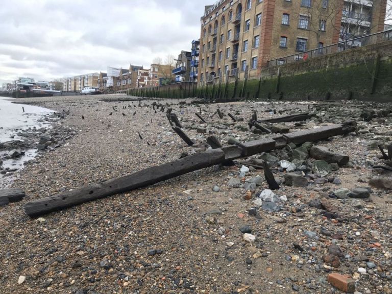 Λονδίνο: Χιλιάδες χρόνια ιστορίας ξεπηδούν από τις λασπωμένες όχθες του Τάμεση