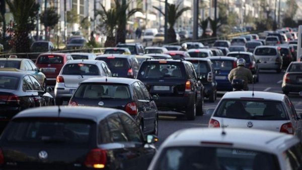 Φωτιά σε όχημα στην Αττική Οδό – Σημαντικές καθυστερήσεις