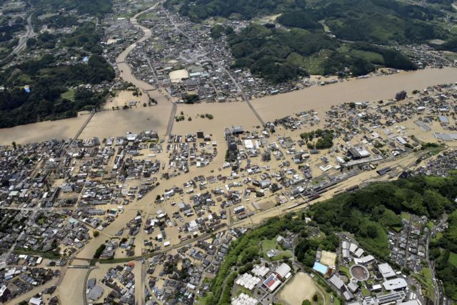 Φονικές πλημμύρες σαρώνουν την Ιαπωνία