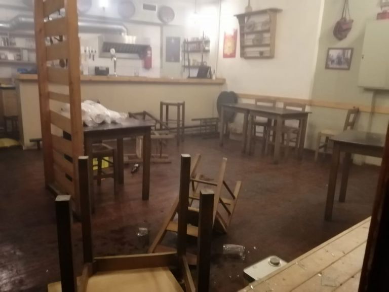 Νύχτα έντασης στα Εξάρχεια: Καταγγελίες για εισβολή των ΜΑΤ σε μαγαζιά