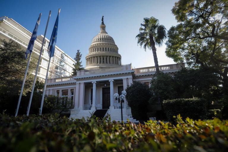 Θέλει και η Ψωροκώσταινα… White House, White Porscha και παρακράτος