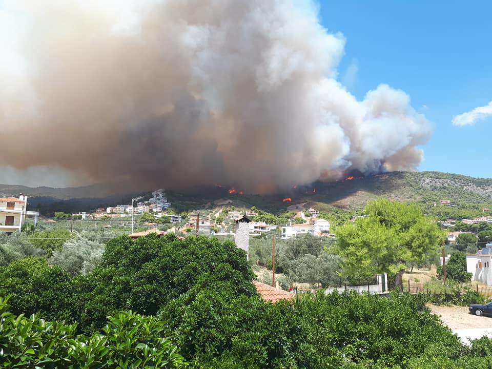 Μεγάλη πυρκαγιά στις Κεχριές Κορινθίας – Εκκένωση οικισμών και κατασκήνωσης