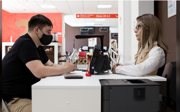 Ρωσία: Ενα ρομπότ – υπάλληλος με ξανθά μαλλιά σε δημόσια υπηρεσία