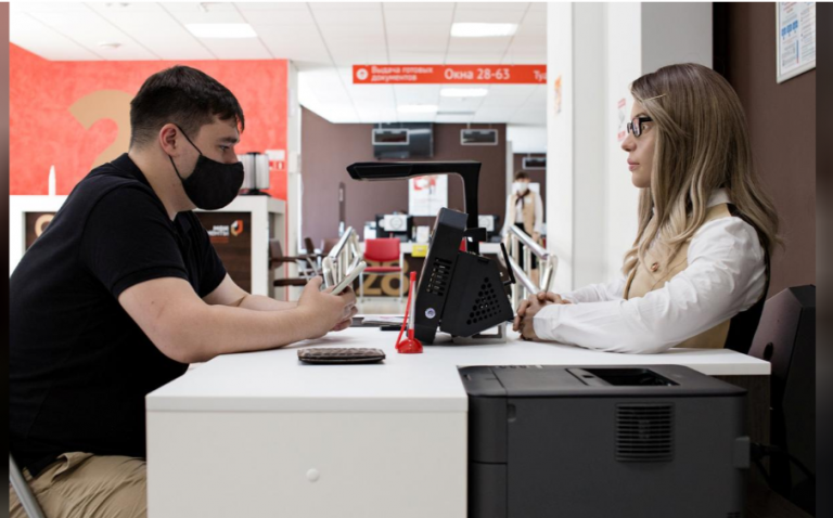 Ρωσία: Ενα ρομπότ – υπάλληλος με ξανθά μαλλιά σε δημόσια υπηρεσία