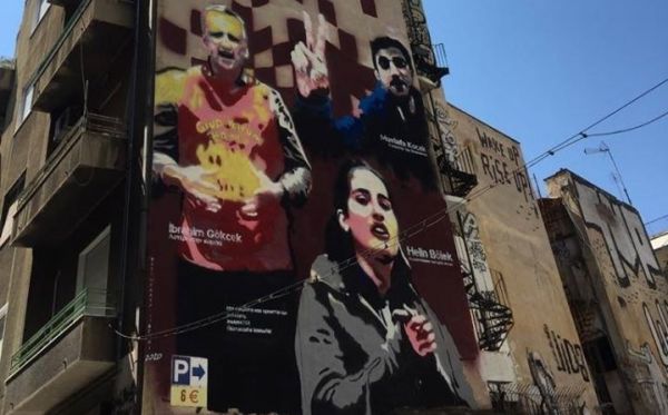 Γκράφιτι για τους Grup Yorum στο κέντρο της Αθήνας