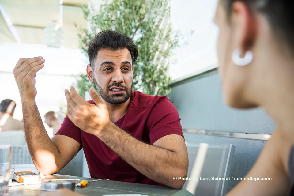 Συγκλονίζει ο Άχμεντ: «Με ξυλοκόπησαν οι ακροδεξιοί, αλλά εγώ αγαπώ την Ελλάδα»