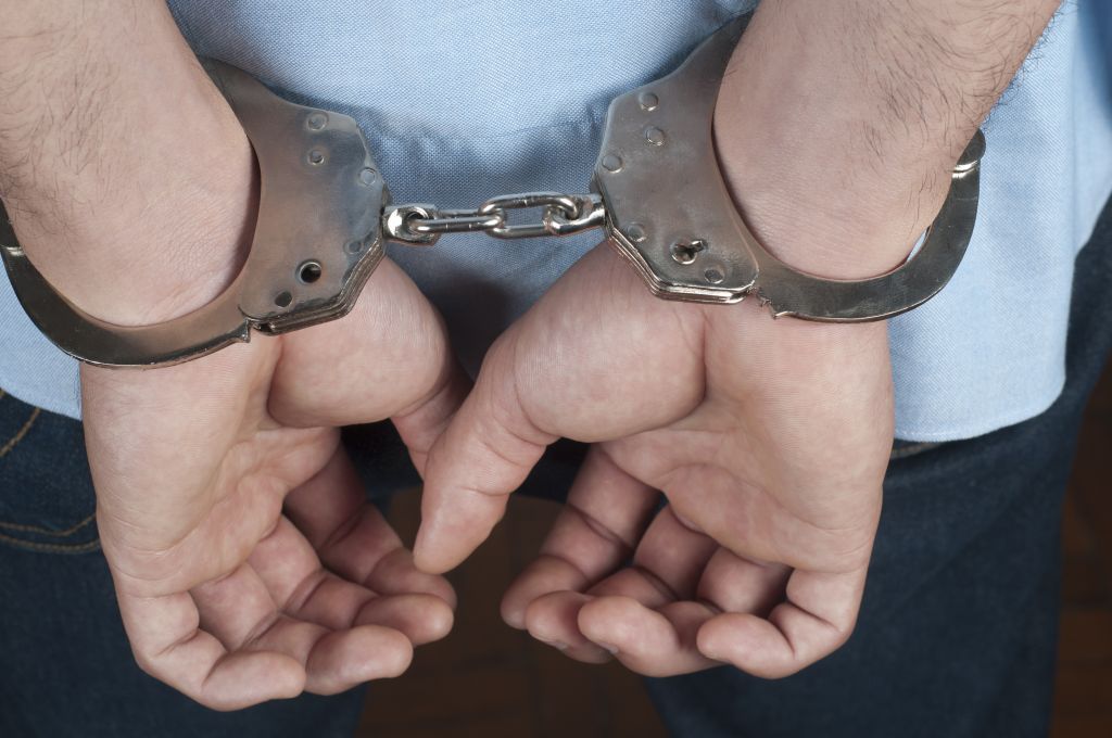 Χειροπέδες σε αστυνομικό – χρυσοθήρα: Είχε σκάψει έναν νομό ψάχνοντας λίρες