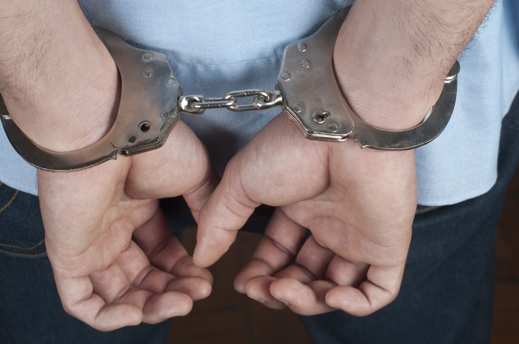 Χειροπέδες σε αστυνομικό - χρυσοθήρα: Είχε σκάψει έναν νομό ψάχνοντας λίρες