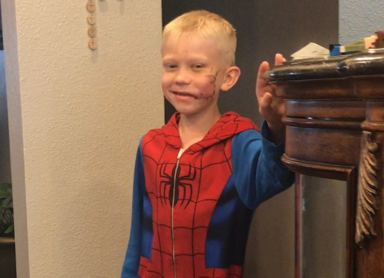 Σούπερ ήρωες «υποκλίνονται» στον 6χρονο ήρωα που έσωσε την αδελφή του