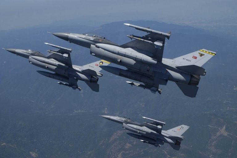 Μπαράζ υπερπτήσεων τουρκικών F-16 στο Αιγαίο – Πέταξαν μόλις 1 χλμ πάνω παό τις Οινούσσες