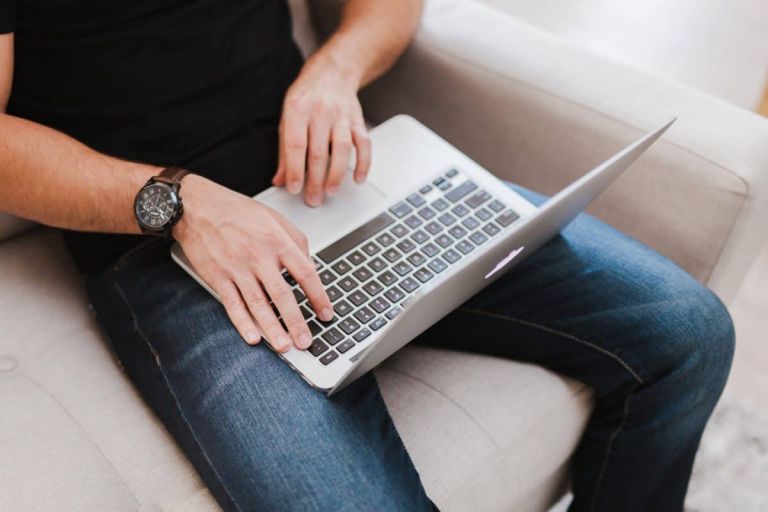 Μάστιγα τα «ροζ» βίντεο στην Ελλάδα – Εκβιασμοί και διασυρμός για εκατοντάδες χρήστες