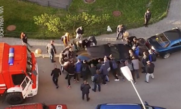 Σήκωσαν στα χέρια σταθμευμένο ΙΧ ανοίγοντας τον δρόμο για την Πυροσβεστική