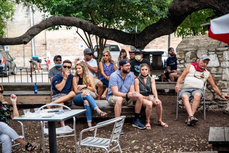 ΗΠΑ : Μαζί με τους νέους κάνει πάρτι και ο… κοροναϊός