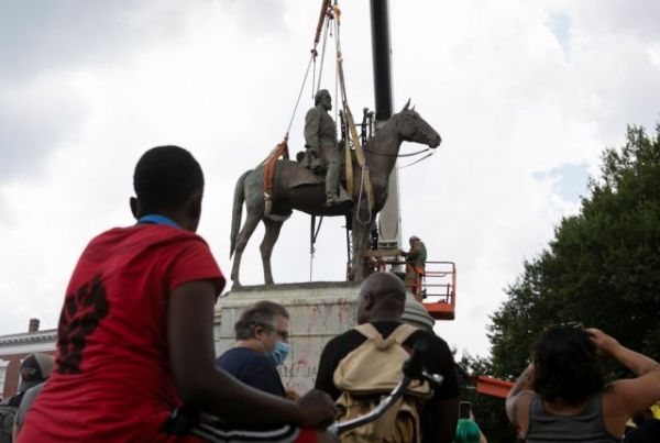 ΗΠΑ: Αποκαθηλώθηκε (και) το άγαλμα του Στόουνγουολ Τζάκσον
