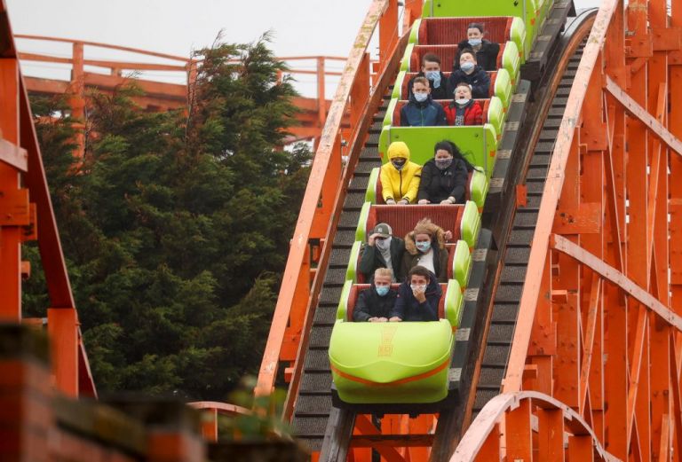 Ιαπωνία : Απαγόρευσαν τα συνθήματα στα γήπεδα και τις… φωνές στα λούνα παρκ λόγω κοροναϊού