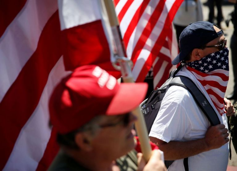 Τρόμος στις ΗΠΑ – Ακροδεξιοί εξτρεμιστές «ρίχνουν» τα αυτοκίνητά τους πάνω σε διαδηλωτές