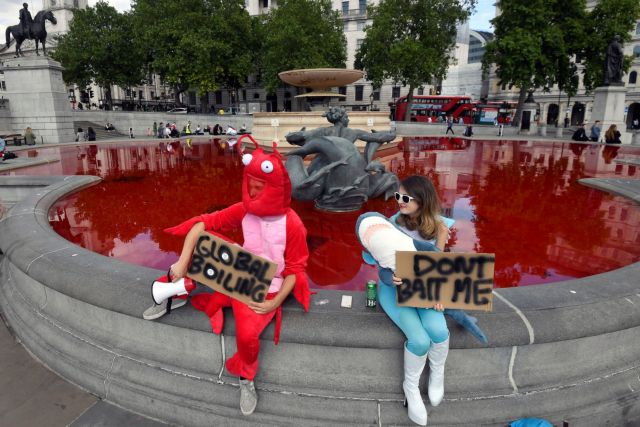 Βρετανία: Ακτιβιστές υπέρ των δικαιωμάτων «έβαψαν» κόκκινα σιντριβάνια