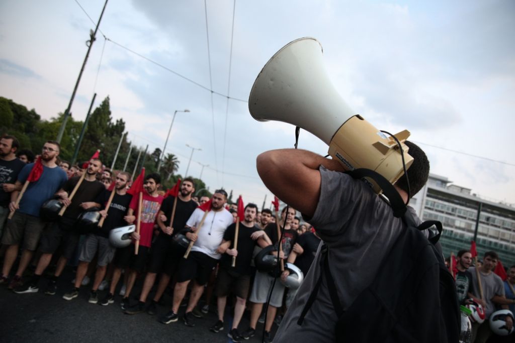 Οι πολιτικές διαχωριστικές γραμμές γύρω από το νομοσχέδιο για τις διαδηλώσεις
