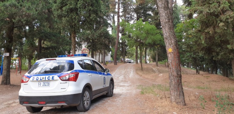 Τρίκαλα: Νεκρή βρέθηκε νεαρή γυναίκα έξω από ναό - Πιθανή εγκληματική ενέργεια