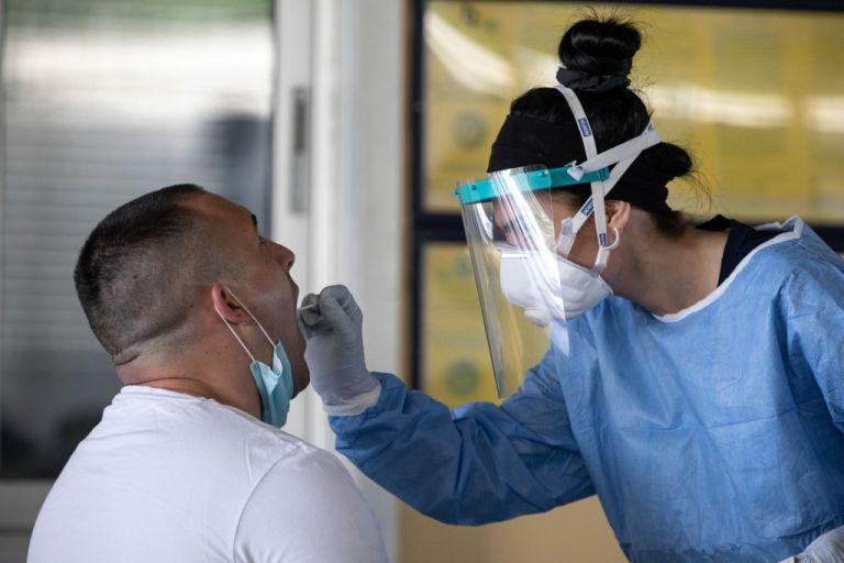 Λινού: Αν δεν πάρουμε μέτρα σε λίγες εβδομάδες θα μιλάμε για 1.000 κρούσματα κοροναϊού