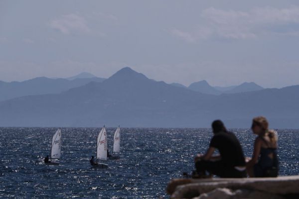 Καιρός : Συνεχίζεται ο μίνι καύσωνας – Ποιες περιοχές θα «ψηθούν»