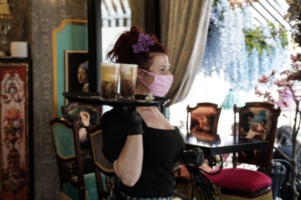 Κοροναϊός : Νέα μέτρα έφερε η «έκρηξη» κρουσμάτων – Αποκλειστικά καθιστοί οι πελάτες σε μπαρ και νυχτερινά κέντρα