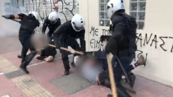 Κύμα αλληλεγγύης από stand up κωμικούς στους συλληφθέντες της αντιφασιστικής διαδήλωσης